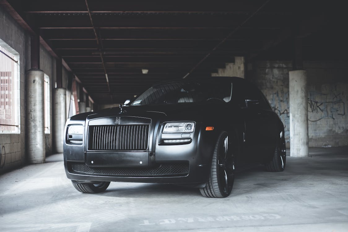 Chauffeur service for luxury real estate viewings