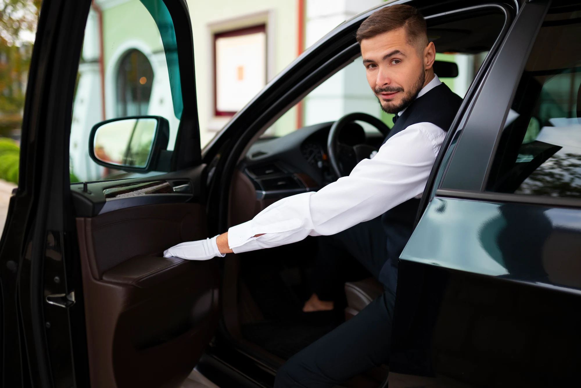 London Luxury Travel & Chauffeur Insights | VIPCARS 14 VIPCARS Chauffeurs How much does a private chauffeur cost in London? A clear guide to hourly, daily & airport pricing and what affects it